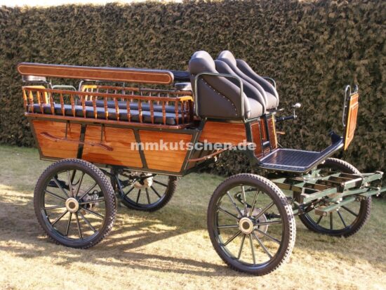 wagonette-1-pferdekutsche-kutsche-holzdeko-holzkutsche-handkurbellbremse-blattfedrung-deichsel-schere