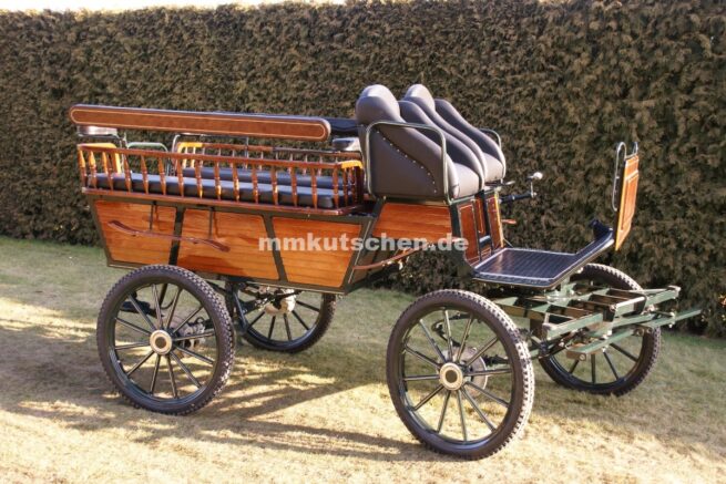 wagonette-1-pferdekutsche-kutsche-holzdeko-holzkutsche-handkurbellbremse-blattfedrung-deichsel-schere