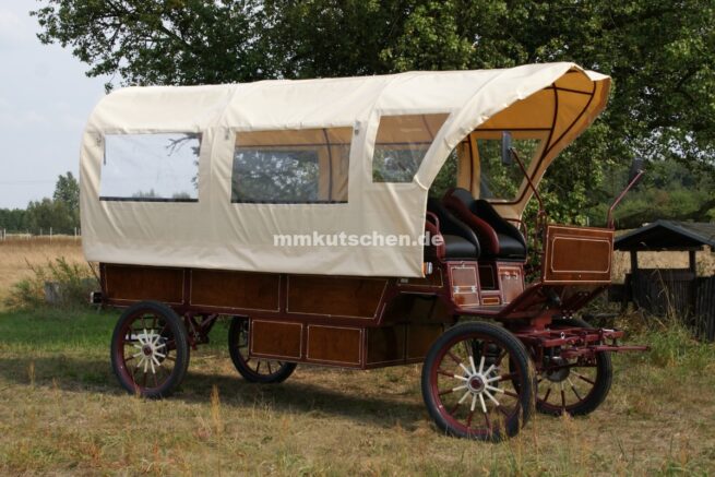 huifwagen-pferdeplanwagen-kutsche-planwagen-6-pferdekutsche-mmkutschen-blattfedrung-deichsel-schere-plane-räder-scheibenbremsen-hydraulische-feststellbremse-tisch-blinker-beleuchtung