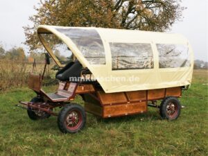 huifwagen-pferdeplanwagen-kutsche-planwagen-13-pferdekutsche-mmkutschen-blattfedrung-scheibenbremsen-deichsel-schere-plane-handkurbelbremse-spiegel-tür-tisch
