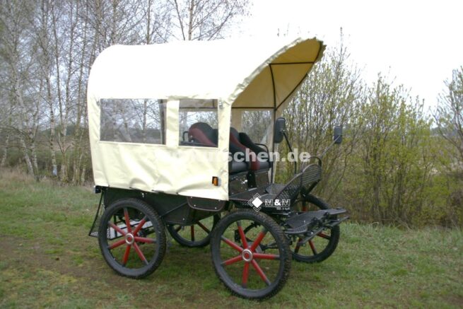 pferdeplanwagen-kutsche-planwagen-12-pferdekutsche-mmkutschen-blattfedrung-scheibenbremsen-deichsel-schere-plane-handkurbelbremse-spiegel-anhängervorrichtung