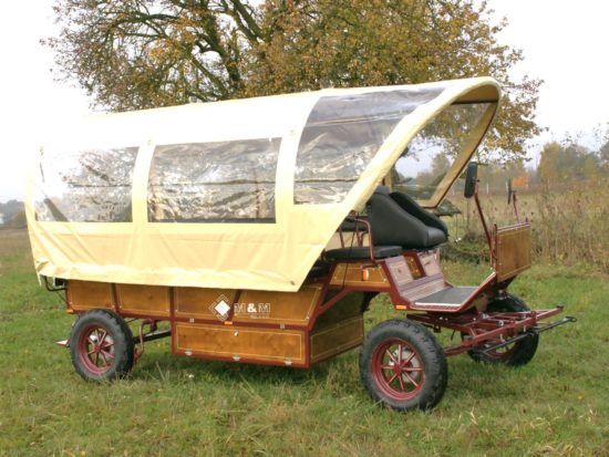 huifwagen-pferdeplanwagen-kutsche-planwagen-13-pferdekutsche-mmkutschen-blattfedrung-scheibenbremsen-deichsel-schere-plane-handkurbelbremse-spiegel-tür-tisch