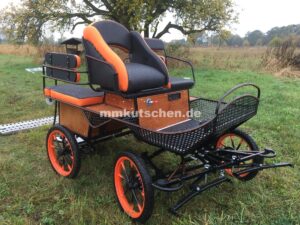 ponykutsche-fahrschulwagenpony-3-wagonette-scheibenbremsen-blattfederung-doppelrucklehne-staukasten-aufsteihshilfe 