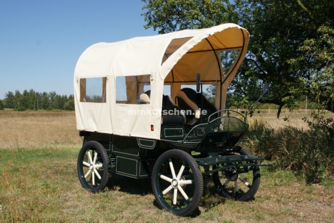 pferdeplanwagen-kutsche-planwagen-5a-pferdekutsche-mmkutschen-plane-tachometer-seitenspiegel-tür-schwingsitz-handkurbelbremse-luftfederung-einzelradaufhängun-deichsel-schere-plane-räder-scheibenbremsen-hydraulische-feststellbremse-transportkiste-kugelkopfkupplung 