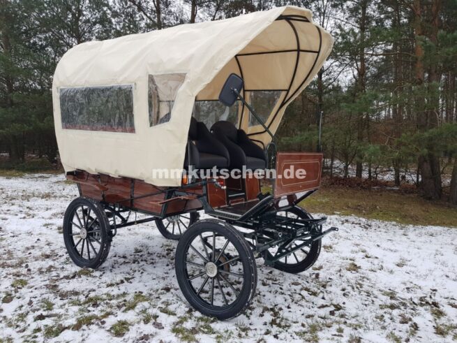 pferdeplanwagen-kutsche-planwagen-15a-pferdekutsche-mmkutschen-scheibenbremsen-deichsel-schere-seitenspiegel-blinker-beleuchtung-tür-blattfederung-handkurbelbremse-komfortsitze-veriznkte-konstruktion
