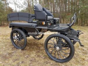 freizeitkutsche-marathonwagen-wagonette-fahrschulwagen-38-luftfederung-scheibenbremsen-blinker-beleuchtung-aufsteigshilfe-tacho-drehkranzbremse-feststellbremse-spännerdeichsel-einspännerschere-wechselradsystem-mmkutschen