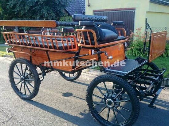wagonette-4-pferdewagen-pferdekutsche-kutsche-holzdeko-holzkutsche-blattfedrung-deichsel-schere-handkurbelbremse-beleuchtung 