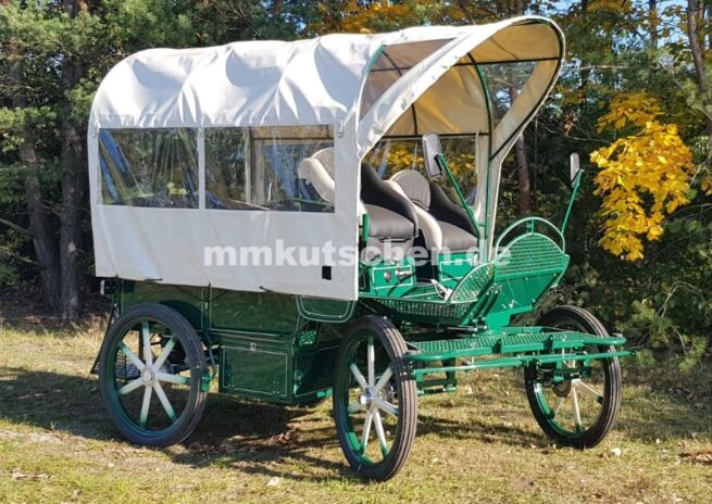 pferdeplanwagen-kutsche-planwagen-5c-pferdekutsche-mmkutschen-plane-tachometer-seitenspiegel-tür-schwingsitz-handkurbelbremse-luftfederung-deichsel-schere-plane-räder-scheibenbremsen-hydraulische-feststellbremse-transportkiste-aufstiegshilfe-kutschenlampenhalterung